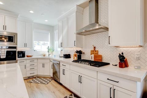 Midway to Heaven! BRAND NEW 5 bed 4.5 bath, HOTTUB House in Midway