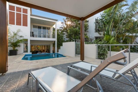 Property building, Swimming pool, sunbed
