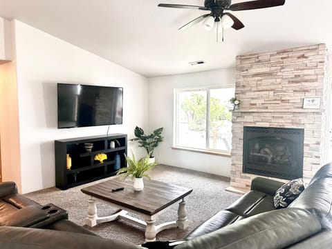 HOT TUB! King Bed-Firepitt-Near Airport& Freeway House in Medford