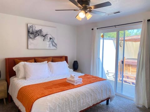 HOT TUB! King Bed-Firepitt-Near Airport& Freeway House in Medford