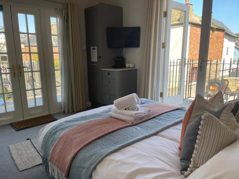 Bed, TV and multimedia, View (from property/room), Balcony/Terrace, Photo of the whole room, Bedroom, towels