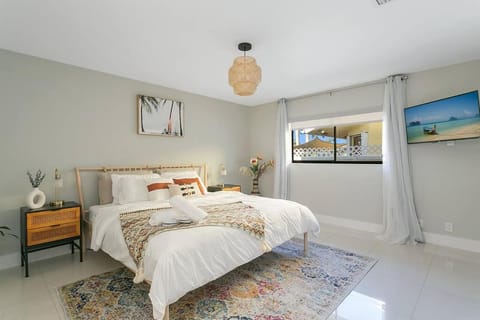 Citrus+Sunshine/Heated Pool/6 min to Beach/Casino Villa in Dania Beach