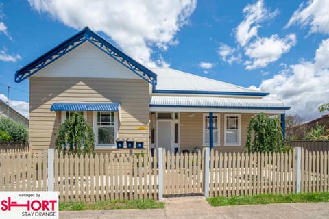 Property building, Garden, Balcony/Terrace, Balcony/Terrace, Parking