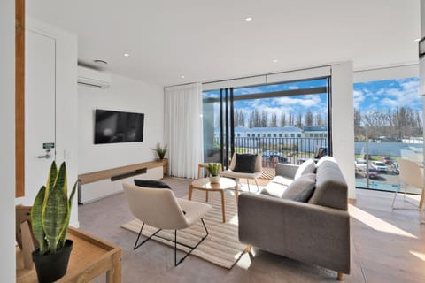 Communal lounge/ TV room, Day, TV and multimedia, View (from property/room), Balcony/Terrace, Living room, Seating area, City view