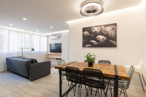 NUEVO Estacion Central PLAYA 3 Dorm AC Apartment in Malaga