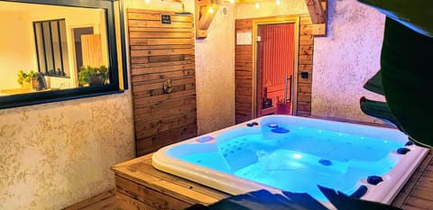 Shower, Night, Hot Tub, Sauna, Spa and wellness centre/facilities