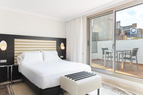 Bed, View (from property/room), Balcony/Terrace, Photo of the whole room, City view