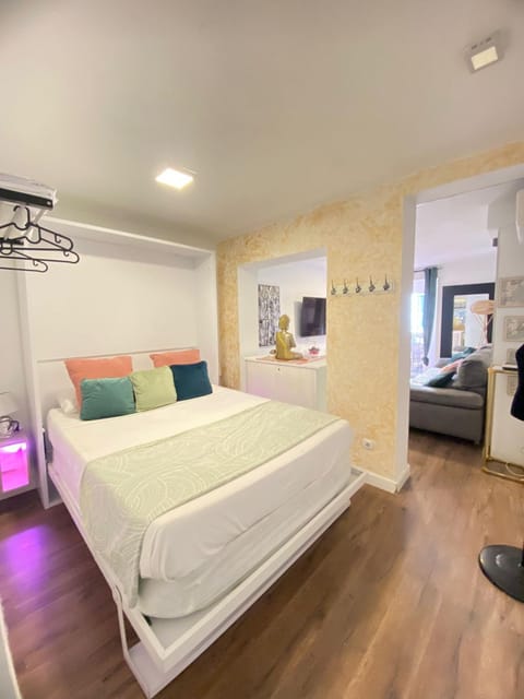 TV and multimedia, Photo of the whole room, Bedroom