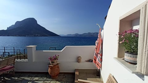 Shower, Property building, Patio, Nearby landmark, Day, Natural landscape, Balcony/Terrace, Seating area, Landmark view, Mountain view, Sunrise