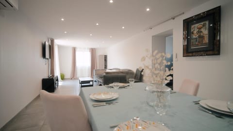 TV and multimedia, Living room, Seating area, Dining area