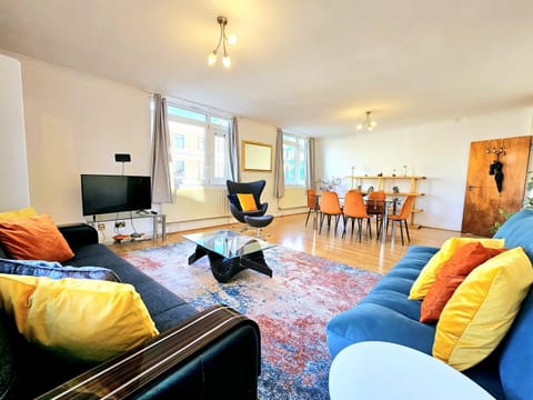 TV and multimedia, Living room, Seating area, Dining area