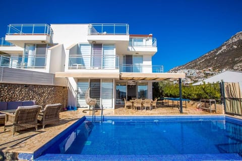 Property building, Patio, Day, Pool view, Swimming pool, sunbed