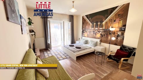 Bed, TV and multimedia, Living room, Photo of the whole room, Seating area, Bedroom