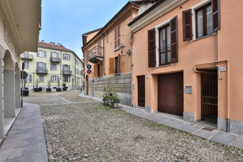 Facade/entrance, Neighbourhood