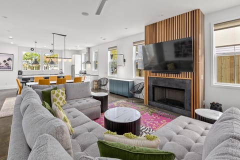 Music Manor, 3-King Beds w Pool,mins to Beach&D House in Mount Pleasant