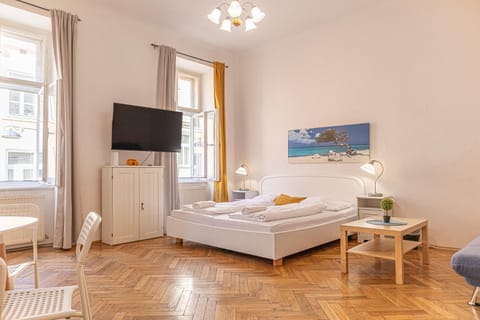 Bed, TV and multimedia, Bedroom