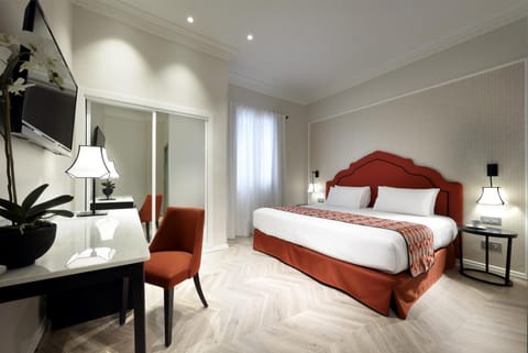 Bed, TV and multimedia, Photo of the whole room, Decorative detail, Seating area, Bedroom