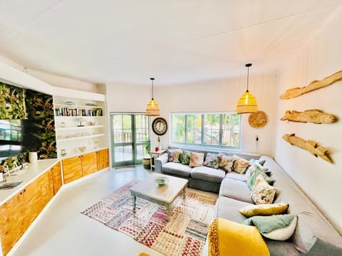 TV and multimedia, Living room, Seating area, Evening entertainment