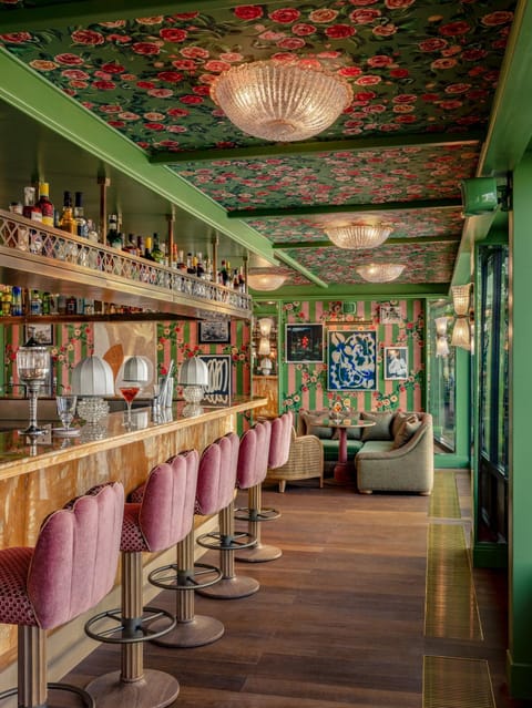 Lounge or bar, Lounge or bar