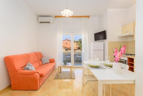 TV and multimedia, Kitchen or kitchenette, Living room, Seating area, air conditioner