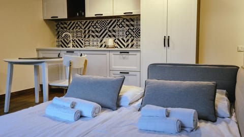 Bed, Kitchen or kitchenette, Living room, Dining area, Bedroom