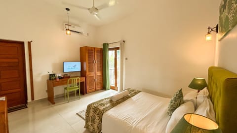 Bed, TV and multimedia, Photo of the whole room, Bedroom, air conditioner