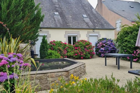 Grande Maison dans le Bourg de Nevez + jardin House in Finistere