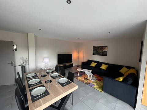 TV and multimedia, Living room, Seating area, Dining area, Family
