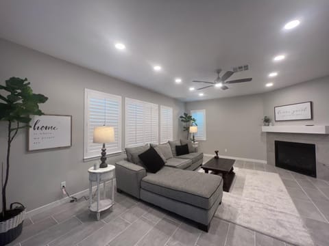 TV and multimedia, Living room, Seating area, fireplace