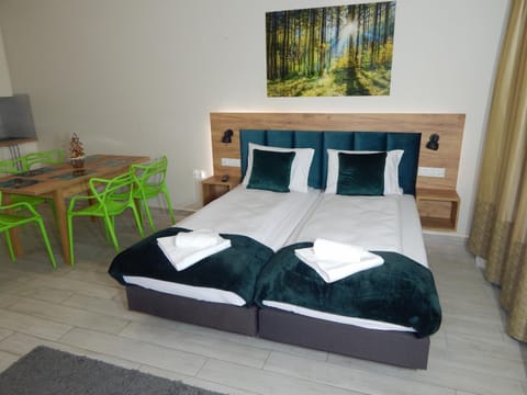 Bed, Photo of the whole room, towels