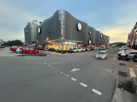 Property building, Neighbourhood, City view, Street view, Location, Parking