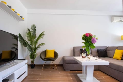 Campi d’Oro Apartment in Dobrota