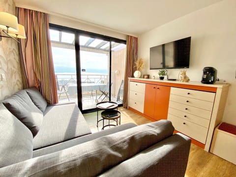 Natural landscape, TV and multimedia, Living room