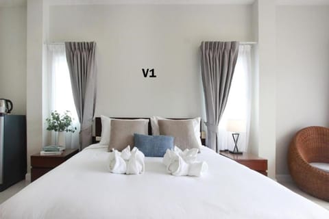 Bed, Bedroom, towels