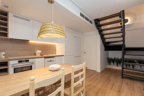Kitchen or kitchenette, Dining area