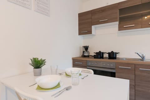 Coffee/tea facilities, Kitchen or kitchenette, pet friendly, stove
