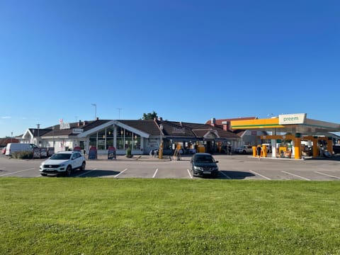 Facade/entrance, Business facilities