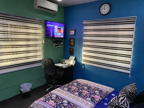 Bed, TV and multimedia, Living room, Photo of the whole room, Bedroom, air conditioner