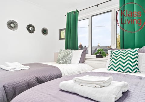 Bed, Decorative detail, Bedroom, Guests, group of guests, cot, Family