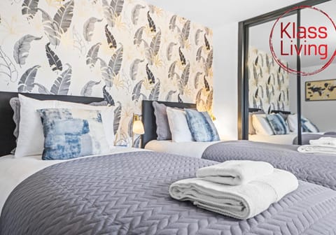 Bed, Decorative detail, Bedroom, Guests, group of guests, cot, Family