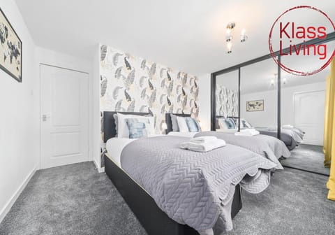 Bed, Decorative detail, Bedroom, Guests, group of guests, cot, Family