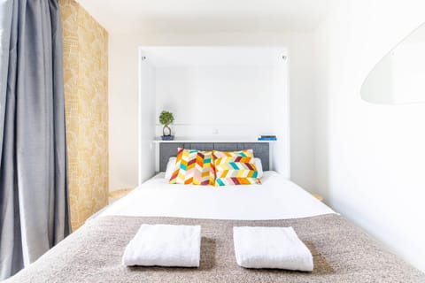 Shower, Toilet, Nearby landmark, Bed, Bathroom, TV and multimedia, Coffee/tea facilities, Kitchen or kitchenette, Dining area, Bedroom, Location, cot, flat iron, hair dryier, heating, internet, microwave, stove, towels, air conditioner