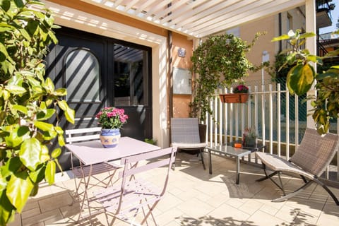 Patio, Day, Balcony/Terrace