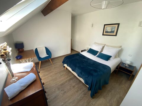 Bed, Photo of the whole room, Seating area, Bedroom, towels