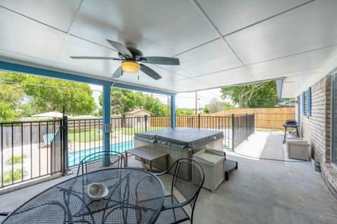 The Breezy Blue View with hot tub and pool Villa in Killeen