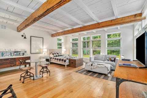 Secluded Sunset Hotel in Glen Arbor