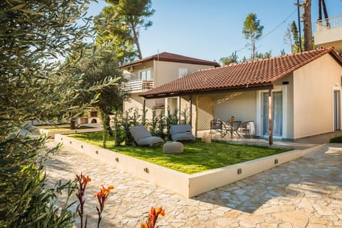 Property building, Patio, Balcony/Terrace