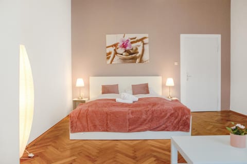 Property building, Bed, Bedroom, towels