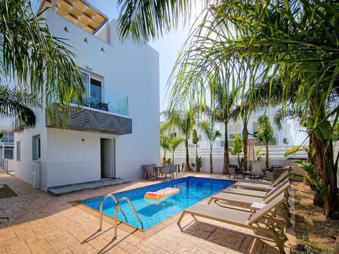 Property building, Garden view, Pool view, Swimming pool, sunbed