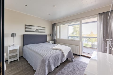 Bed, TV and multimedia, Balcony/Terrace, Lake view